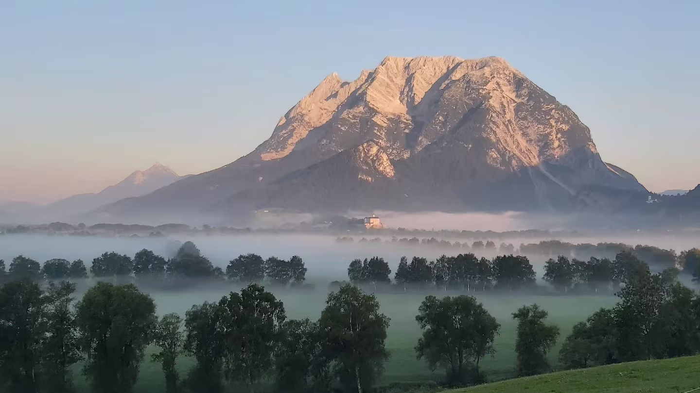 Garden Residence in Irdning – der Grimming im Morgennebel über dem Ennstal